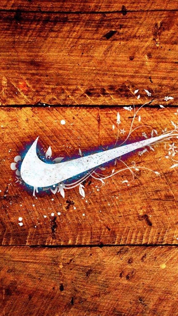 Nike iPhone 桌布 壁紙 — 一個白色Nike勾勾帶有花卉噴濺圖案，放置在帶有溫暖棕色調的風化木質表面上。