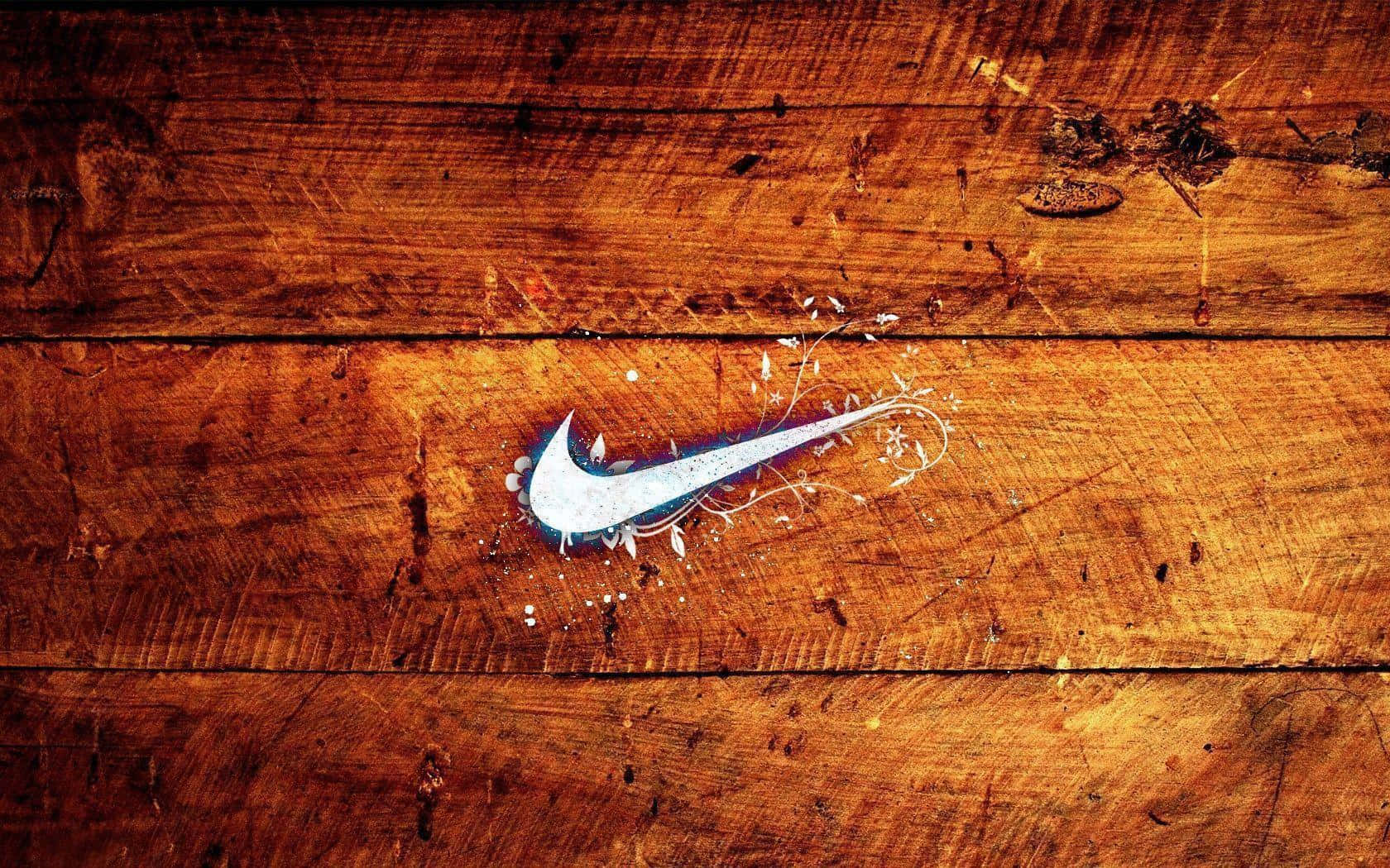 Nike 桌布 壁紙 — 一個白色Nike勾勾標誌沾滿油漆，放在經風化的鄉村木質表面上。