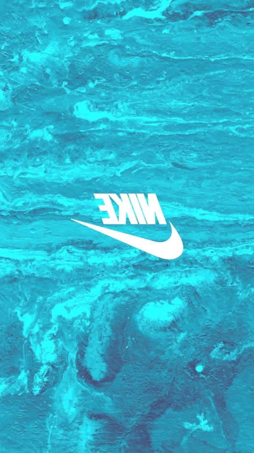 桌布 壁紙 — 一個白色Nike標誌漂浮在帶有漩渦圖案的紋理綠松石色水狀背景上。