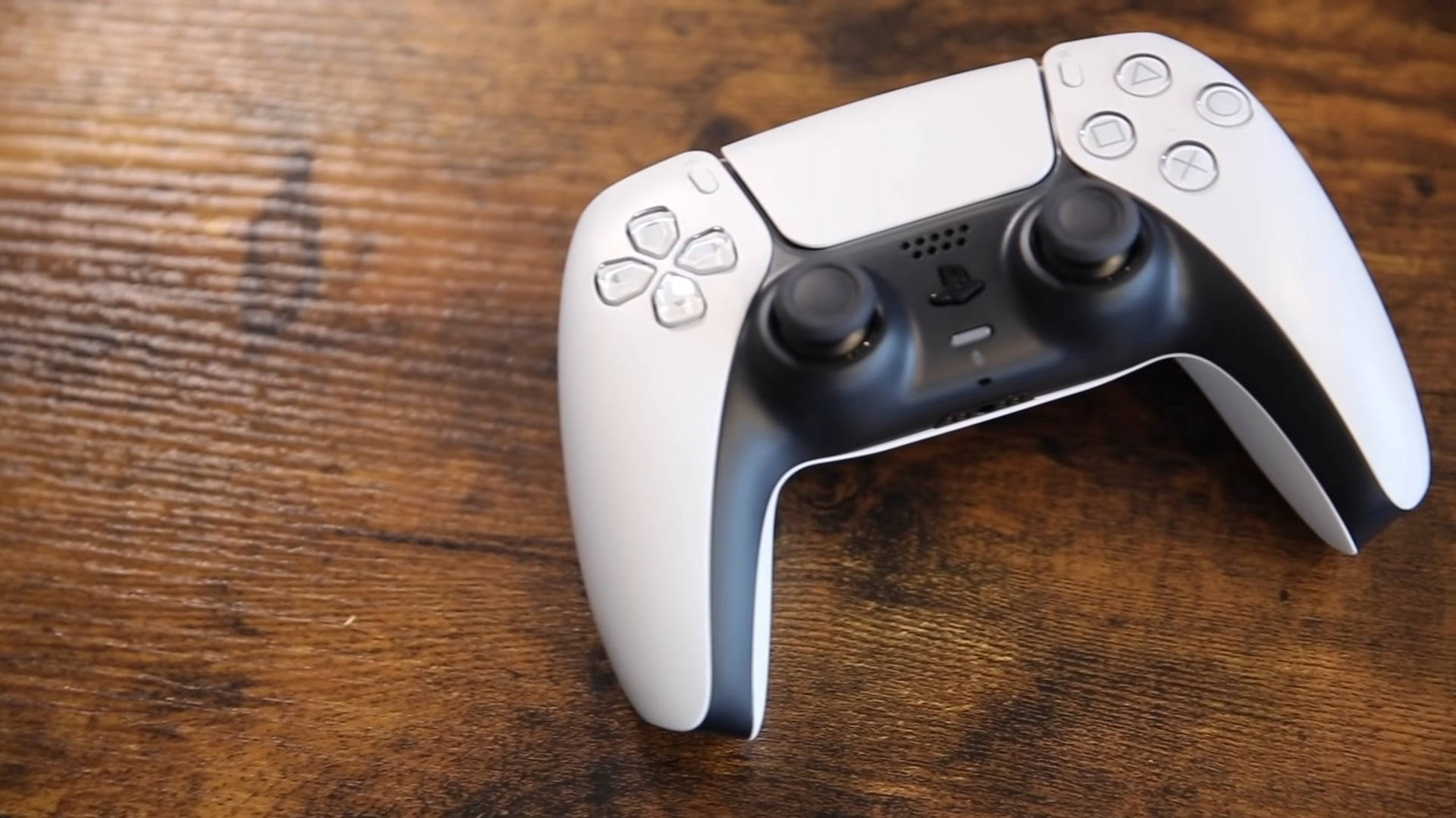 木桌上白色PlayStation 5手把 — Ps4 壁紙