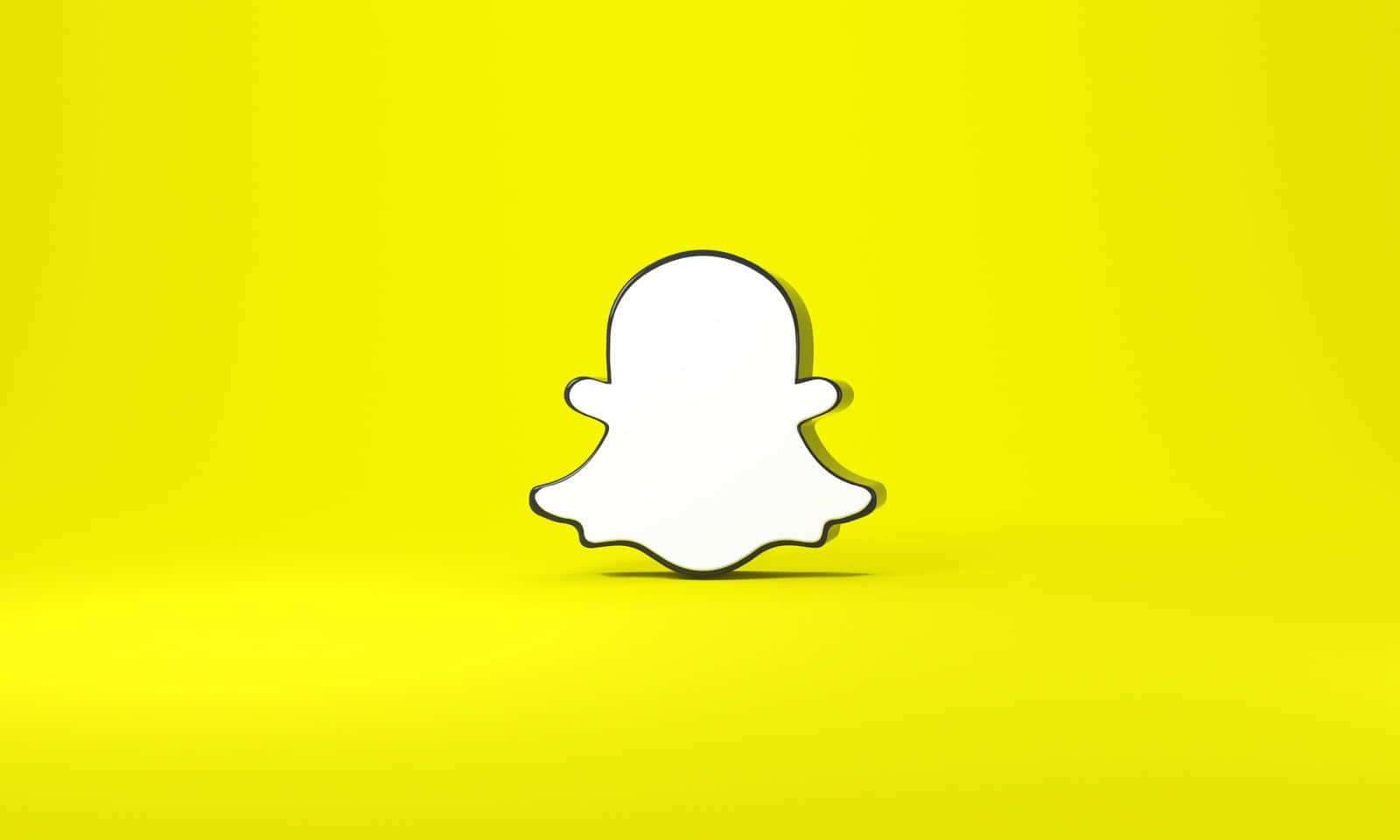 Snapchat 桌布 壁紙 — 一個白色Snapchat鬼魂標誌，帶有黑色輪廓，居中放置在明亮的黃色漸變背景上。