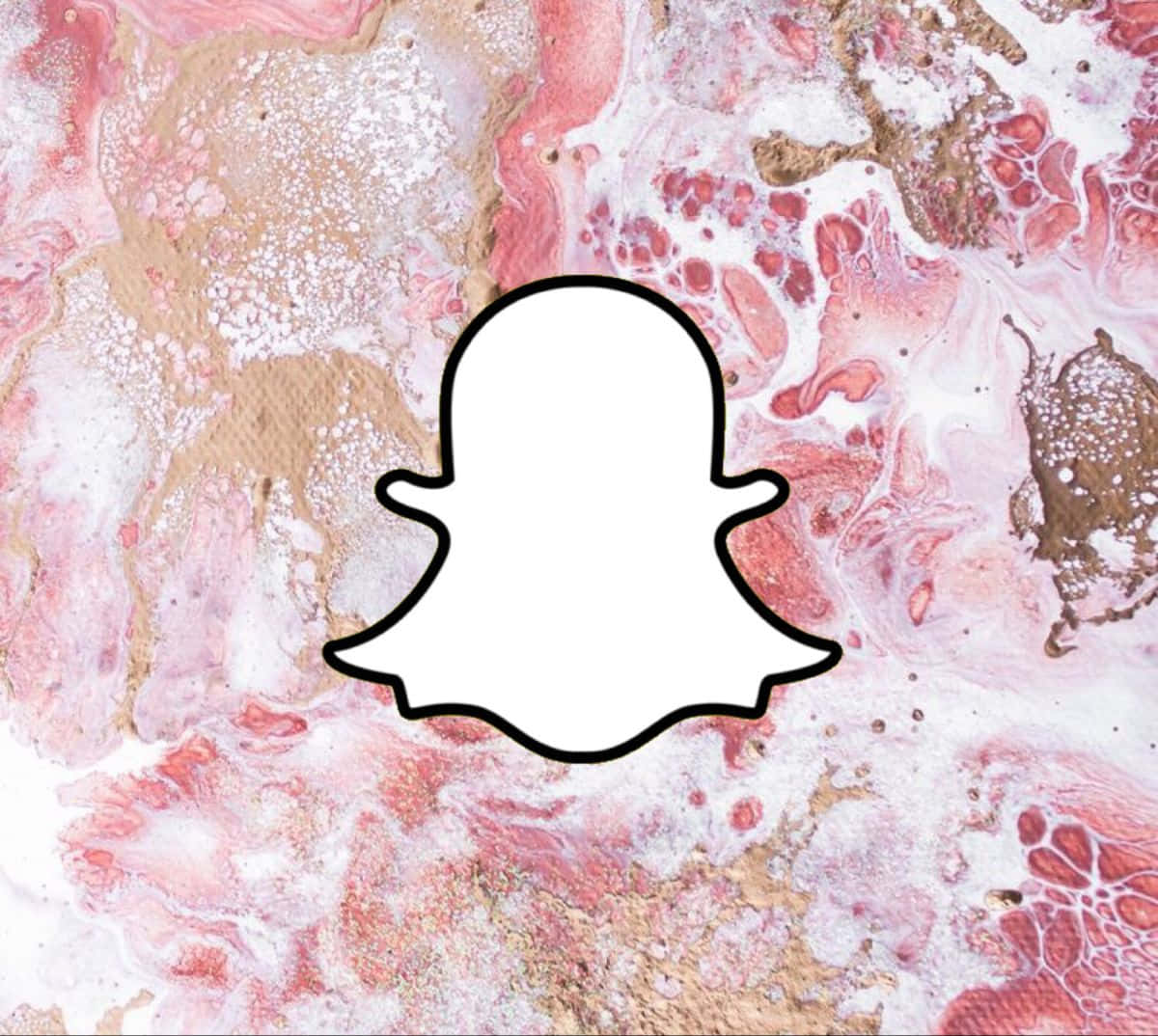 snap 桌布 壁紙 — 一個白色Snapchat鬼魂標誌，帶黑色輪廓，漂浮在粉紅色、米色和白色大理石紋理漩渦抽象背景上。
