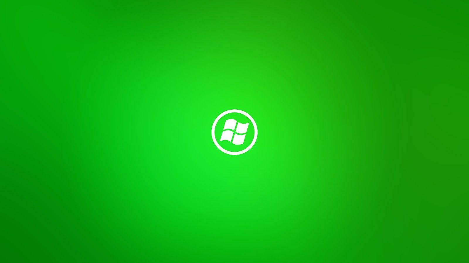 Windows 11 桌布 壁紙 — 一個白色Windows標誌置於充滿活力的綠色漸變背景中央。