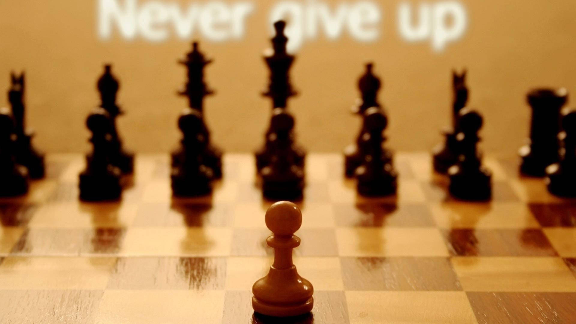 Give 桌布 壁紙 — 一個白色兵卒在焦點中，立於一個帶有模糊黑色棋子及暖色調「Never give up」投影的棋盤上。