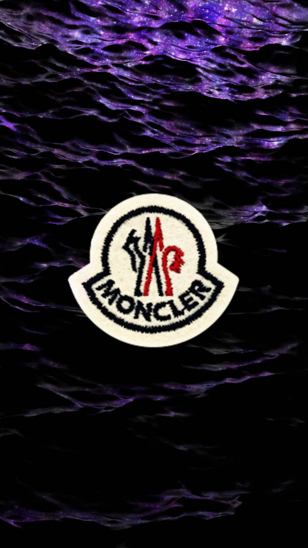 Moncler 桌布 壁紙 — 一個白色刺繡的 Moncler 標誌布章漂浮在深色波浪紫色銀河背景上。