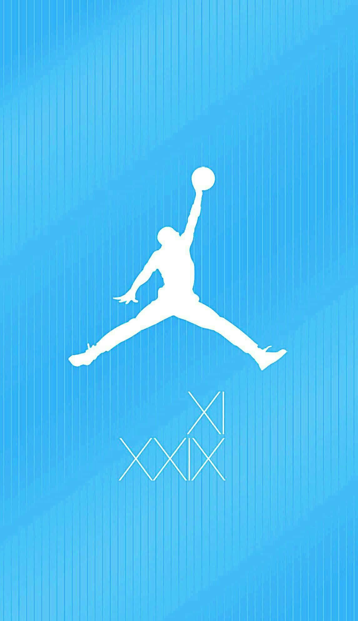 Jordan 11 桌布 壁紙 — 一個白色剪影，描繪籃球運動員在半空中灌籃，背景為帶有垂直線條的漸變藍色。