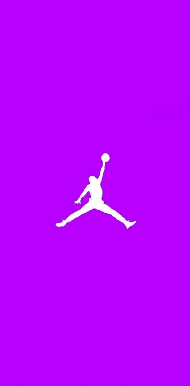 NBA 桌布 壁紙 — 一個白色剪影，描繪籃球運動員在半空中灌籃，背景為純色鮮豔紫色。