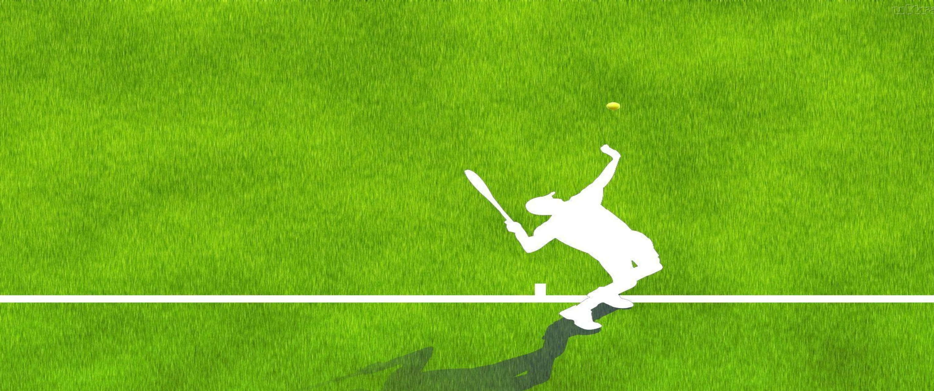 3440x1440p Tennis 桌布 壁紙 — 一個白色剪影的網球運動員在充滿活力的綠色草地場上撲向一個黃色球。
