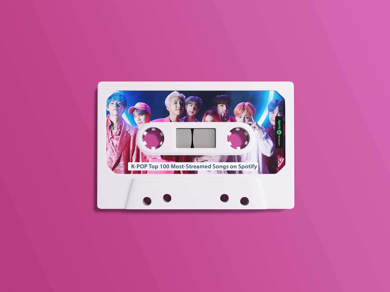 BTS 桌布 壁紙 — 一個白色卡式帶，上面有K-POP團體照片和Spotify文字，背景是充滿活力的粉紅色漸變。