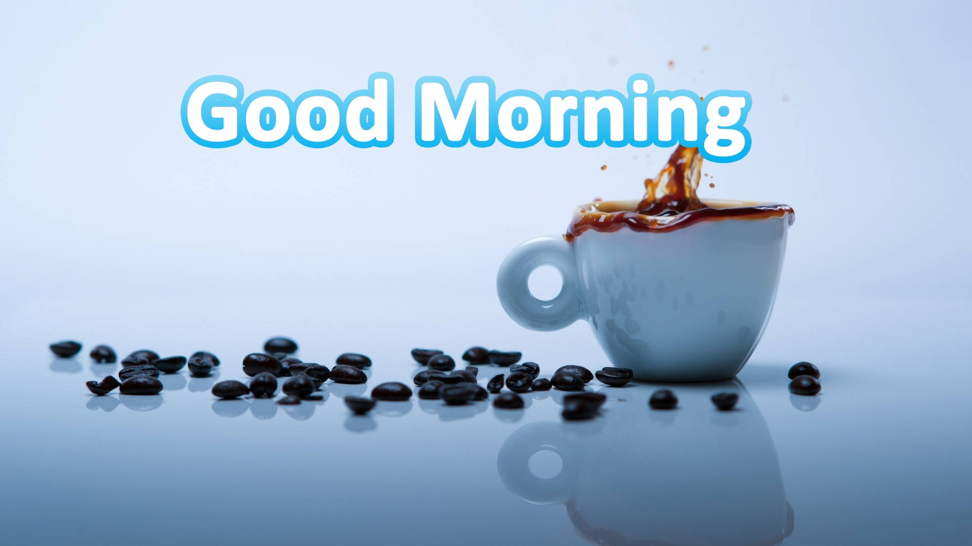 Morning 桌布 壁紙 — 一個白色咖啡杯在明亮的晨光下，在反光的藍色表面上溢出深色咖啡和散落的咖啡豆。