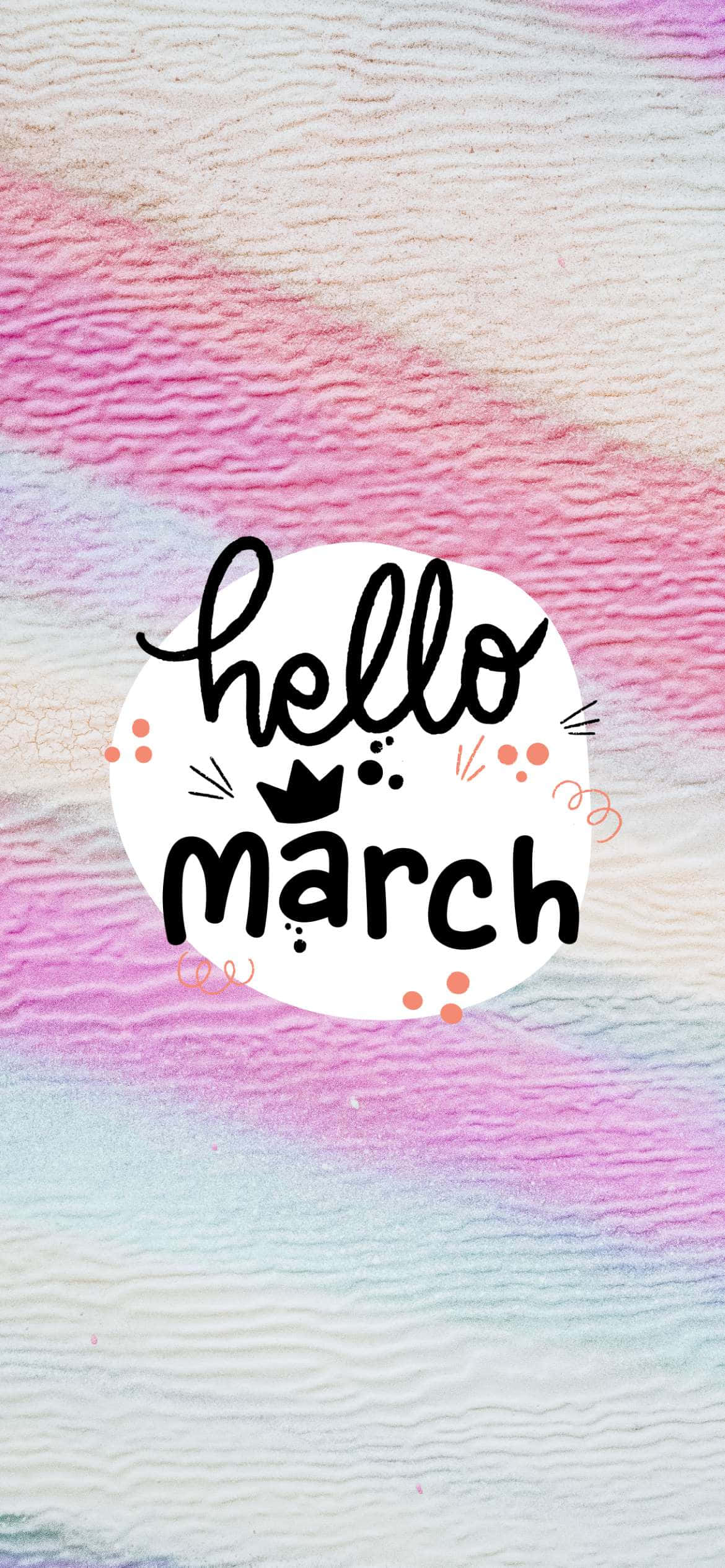 Hello March 桌布 壁紙 — 一個白色圓圈內有「hello march」的歡樂文字，帶有皇冠和塗鴉，背景為粉彩粉紅、藍色和白色紋理。