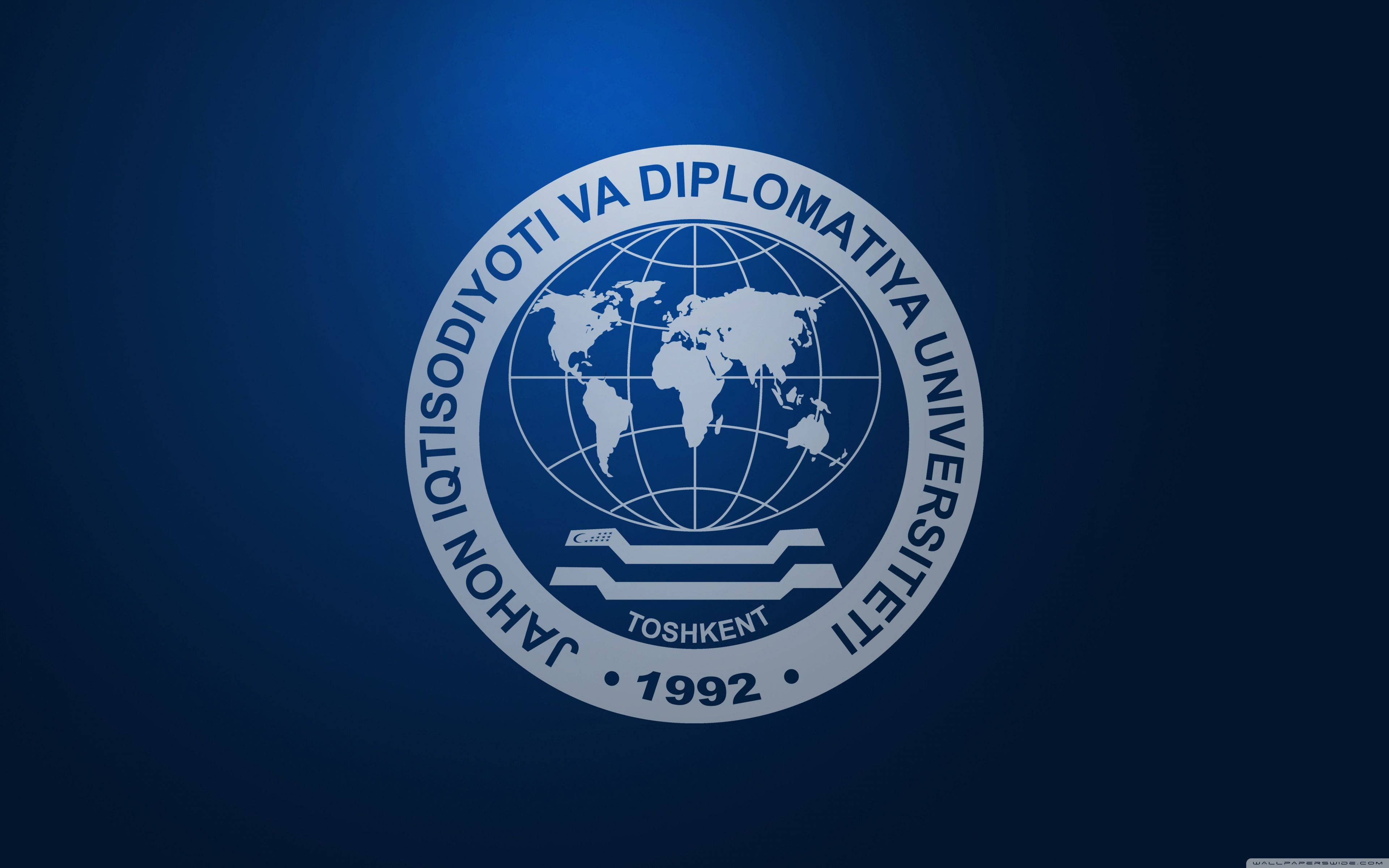 Uzbekistan 桌布 壁紙 — 一個白色圓形大學印章，上面有地球儀和文字，在深藍色漸變背景上發光。