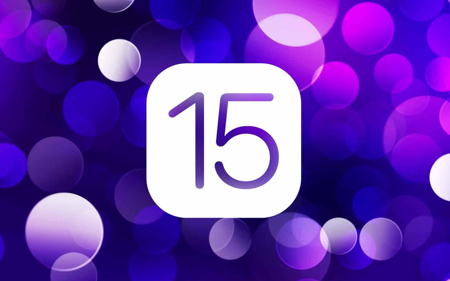 iOS 15 桌布 壁紙 — 一個白色圓角方形圖示，中央有數字 15，背景為充滿活力的紫色和藍色散景。