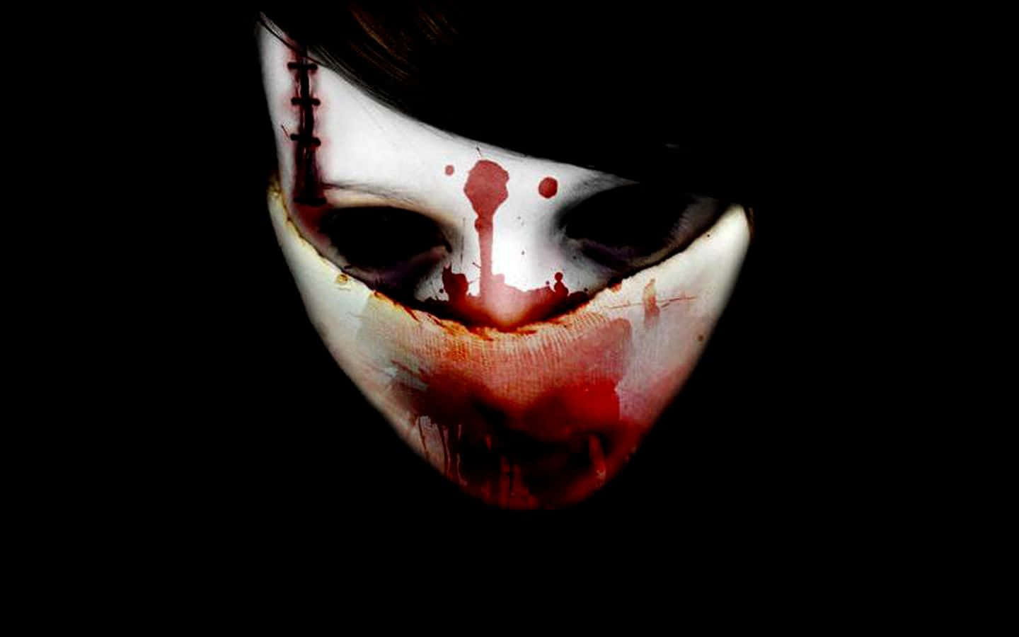 Horror Masks 桌布 壁紙 — 一個白色塗面的特寫，帶有血跡和縫線，背景為黑色。