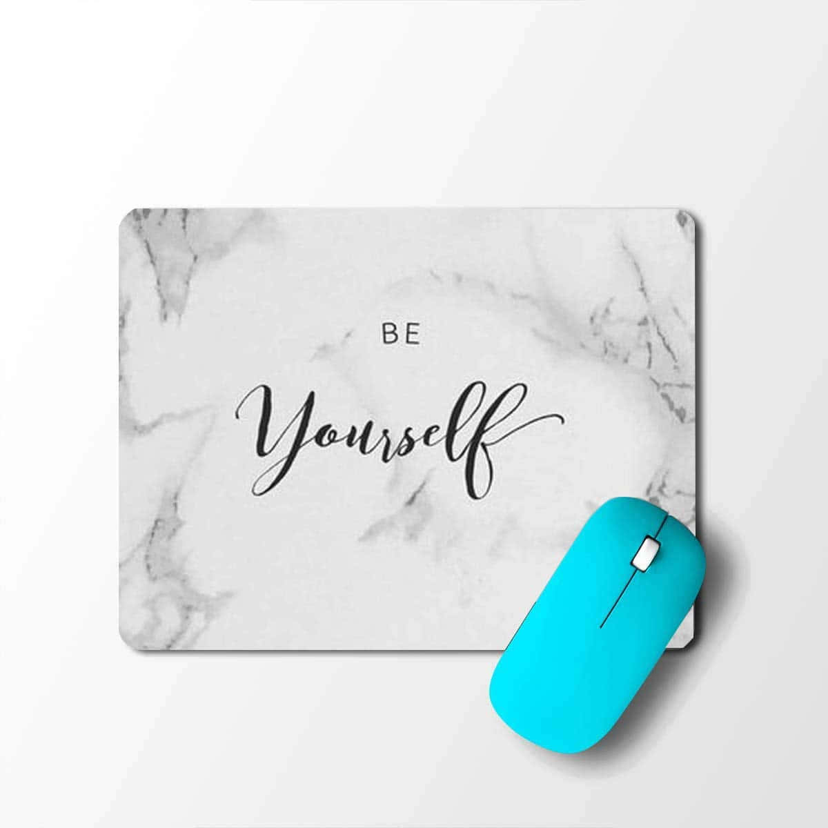 Best Marble 桌布 壁紙 — 一個白色大理石滑鼠墊，上面有黑色草書文字寫著 'Be Yourself'，並放著一個亮青色滑鼠，背景是純白色。