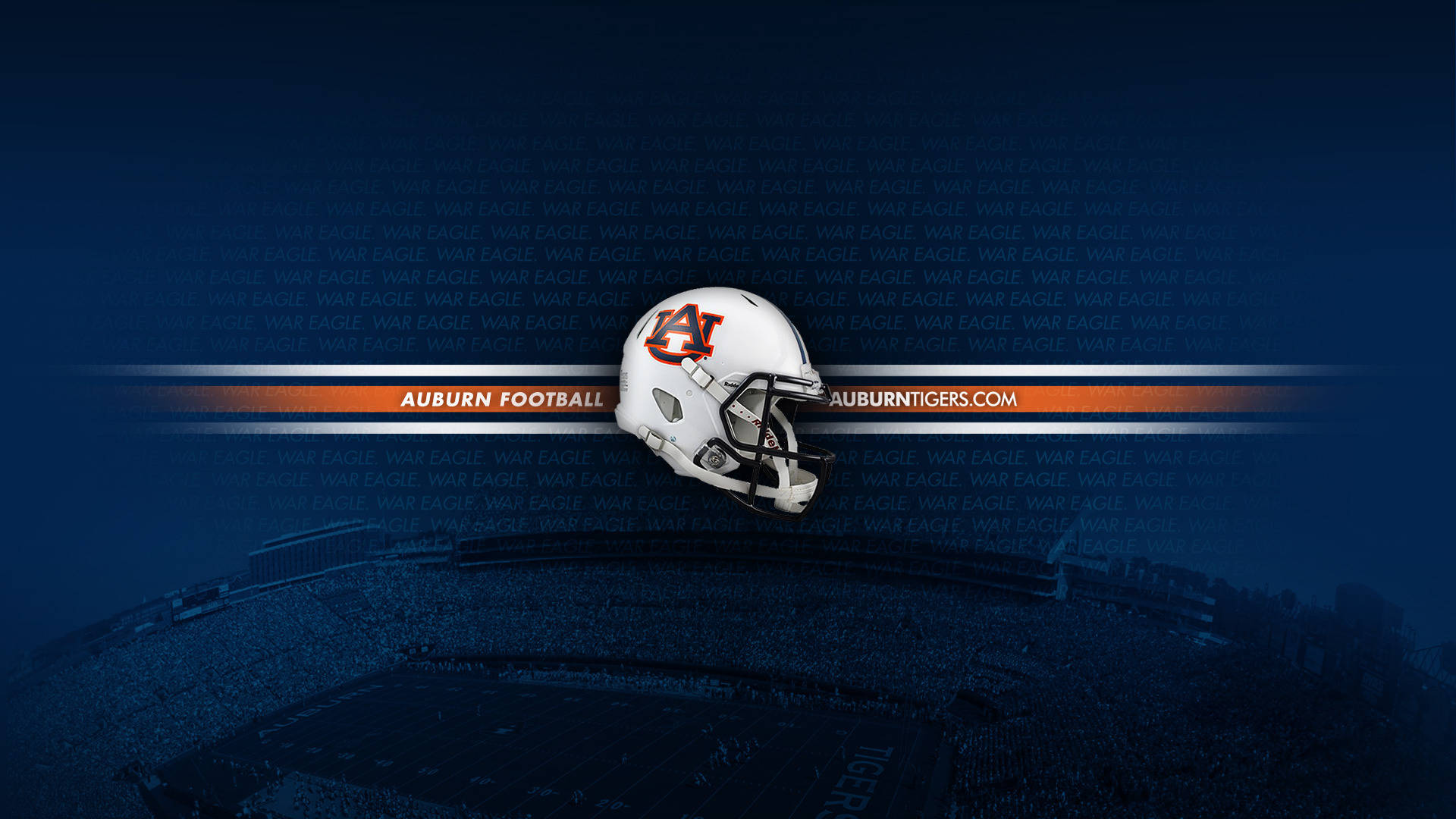 college 桌布 壁紙 — 一個白色奧本大學美式足球頭盔，帶有橙色 'AU' 標誌，居中放置在深藍色體育場背景上，背景重複 'WAR EAGLE' 文字和橙色橫幅。