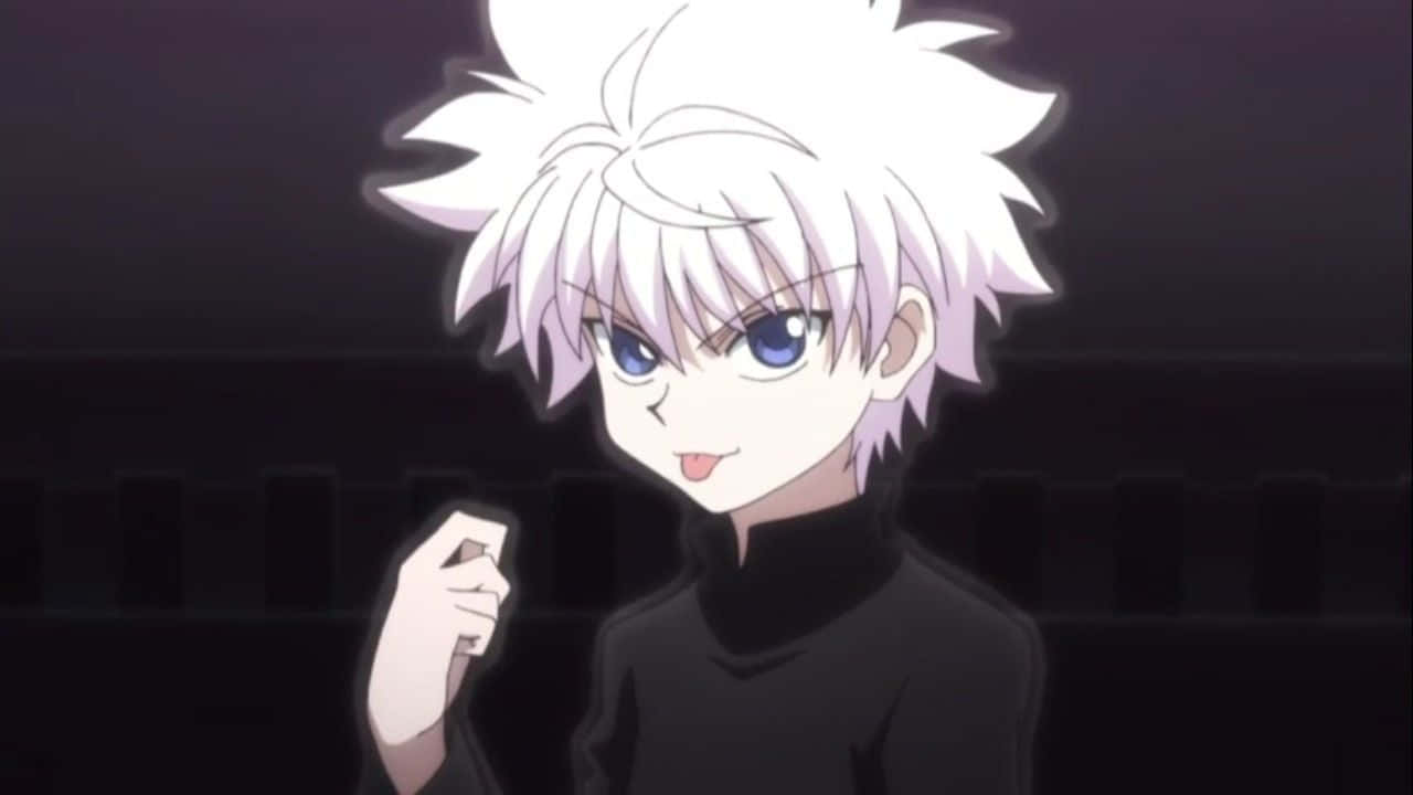 Killua Cute 桌布 壁紙 — 一個白色尖髮、藍眼睛的動漫男孩在黑暗環境中頑皮地微笑。