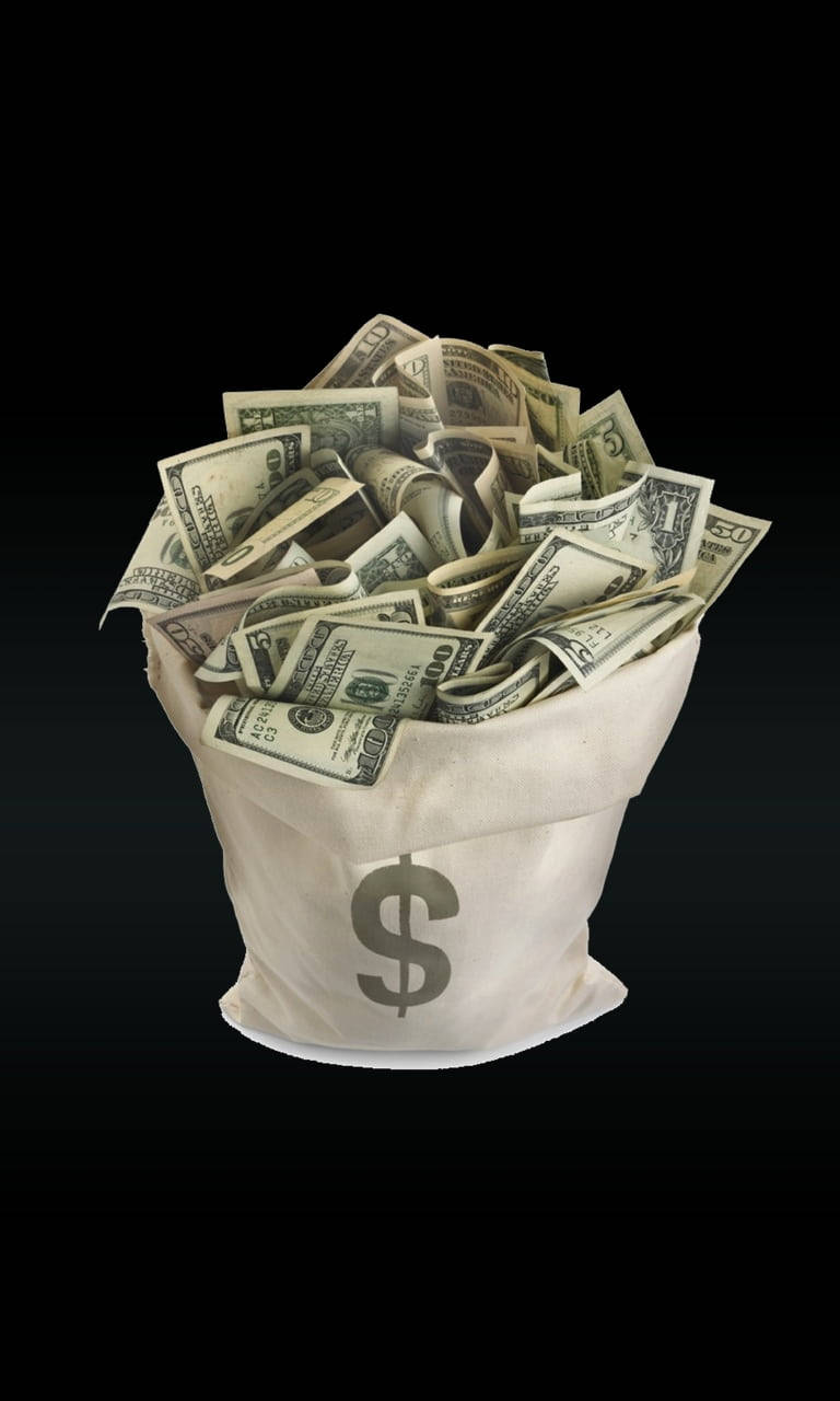 money iPhone 桌布 壁紙 — 一個白色帆布袋，裝滿皺巴巴的美鈔，放在黑色背景前。