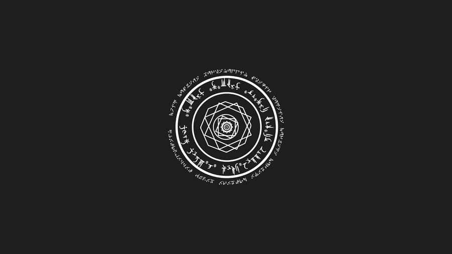 Marvel Black And White 桌布 壁紙 — 一個白色幾何符印，帶有古代文字，從中央六邊形核心向純黑色背景輻射。