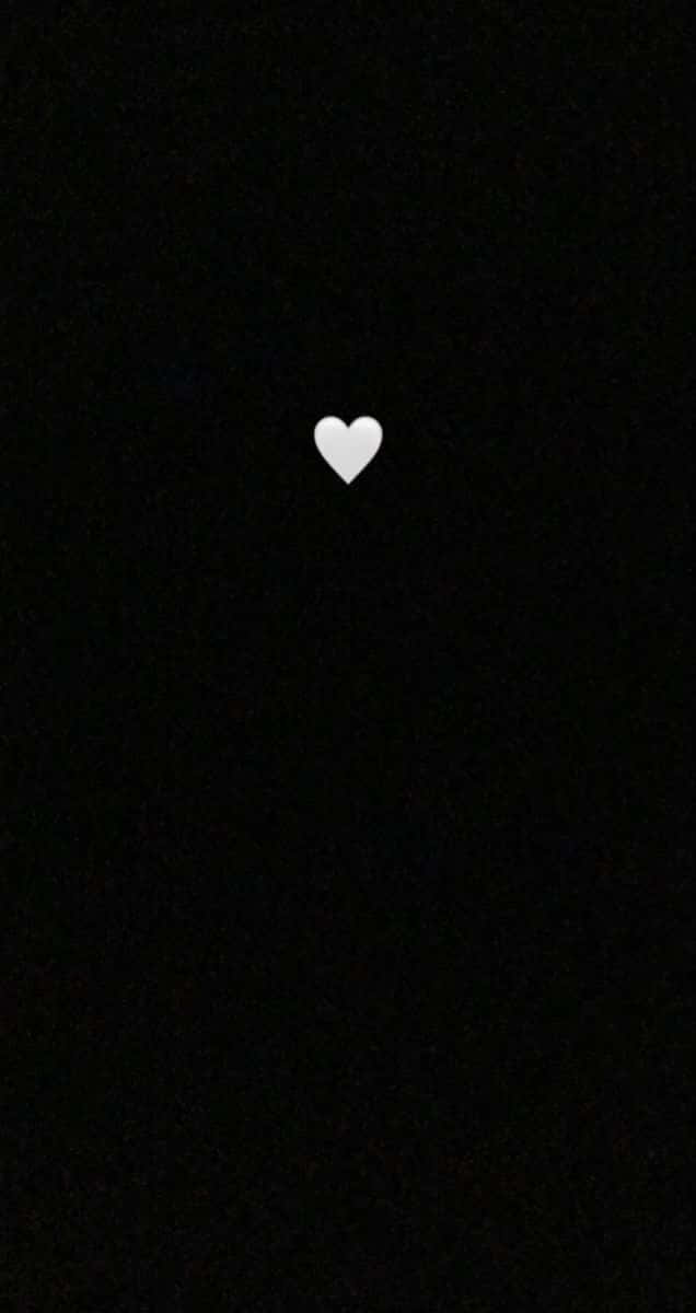 Black And White Heart 桌布 壁紙 — 一個白色心形圖示置於有紋理的黑色背景中央。