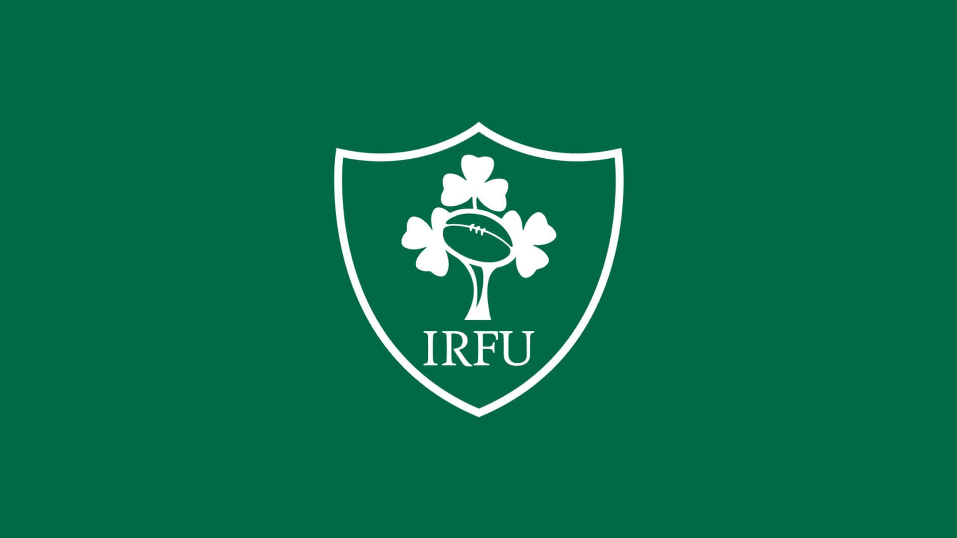 Ireland Rugby 桌布 壁紙 — 一個白色愛爾蘭橄欖球聯盟徽章，上有三葉草和橄欖球，背景為純綠色。