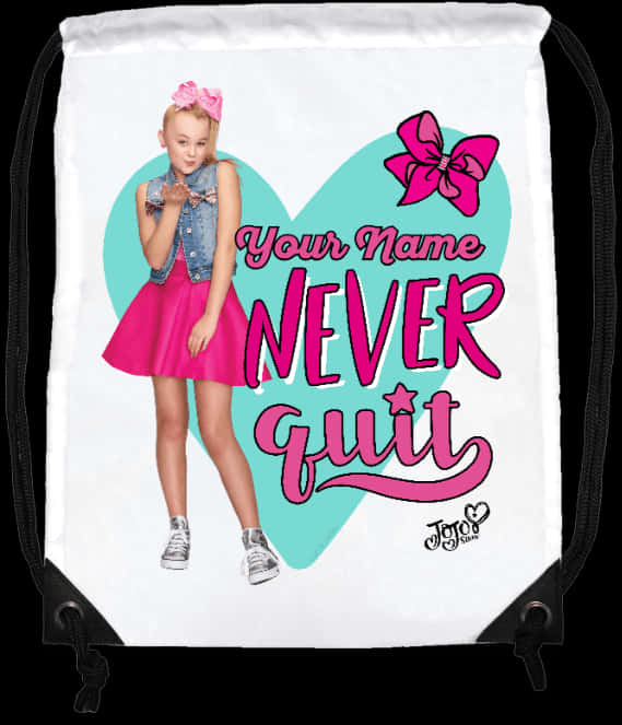 JoJo Siwa 桌布 壁紙 — 一個白色抽繩袋上印有鮮豔圖案，圖案為一個穿著粉紅色裙子和牛仔背心的女孩，並有「Your Name NEVER Quit」字樣和一個大粉紅色蝴蝶結。