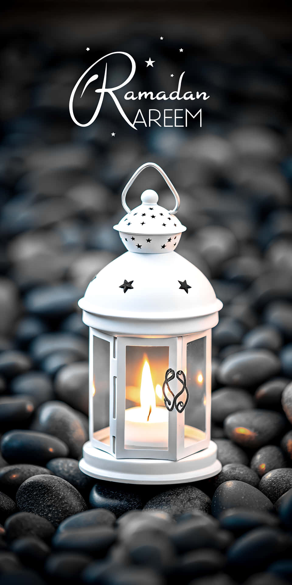 Matte White Minimal Porcelain Lantern with Etched Pebbles and Ramadan Kareem Text 壁紙 — 一個白色星形燈籠，內有發光蠟燭，放在深色鵝卵石上，上方寫有「Ramadan Kareem」字樣。