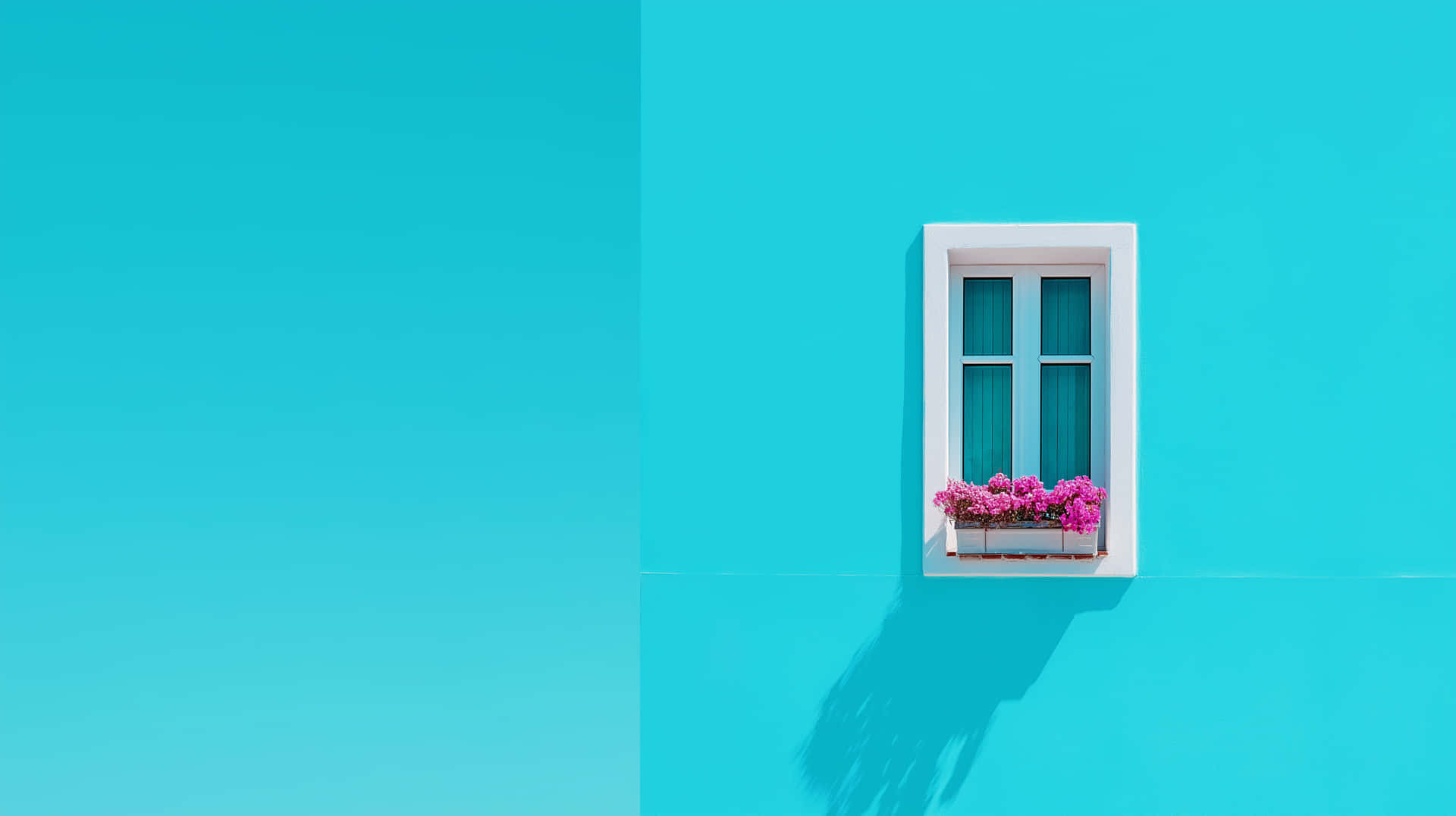 Vibrant Blue Wall with White-Framed Window and Flower Boxes 壁紙 — 一個白色框的窗戶設置在充滿活力的藍綠色牆壁上，有一個種植著亮粉色花朵的花盆，投下長長的陰影。