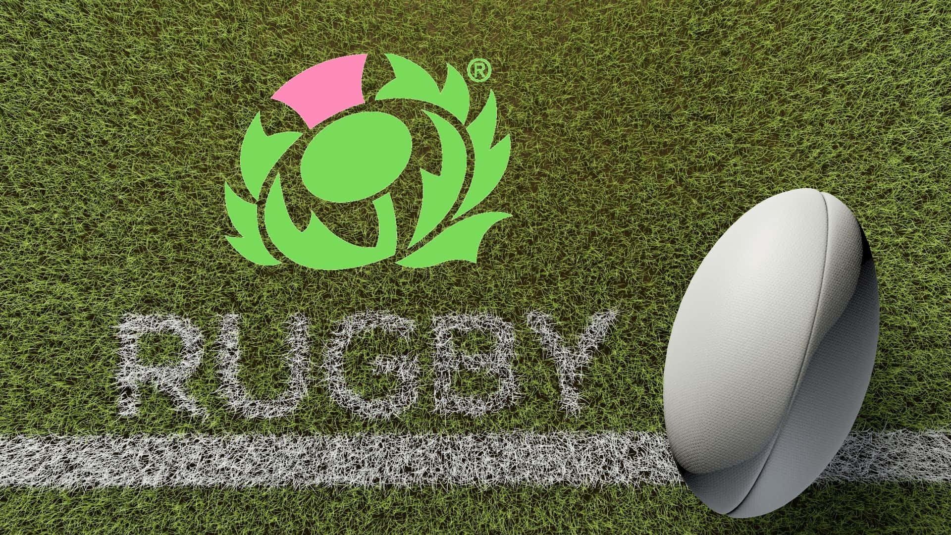 Scotland Rugby 桌布 壁紙 — 一個白色橄欖球放在英格蘭橄欖球標誌和 'RUGBY' 文字旁邊，背景是充滿活力的綠色草地。