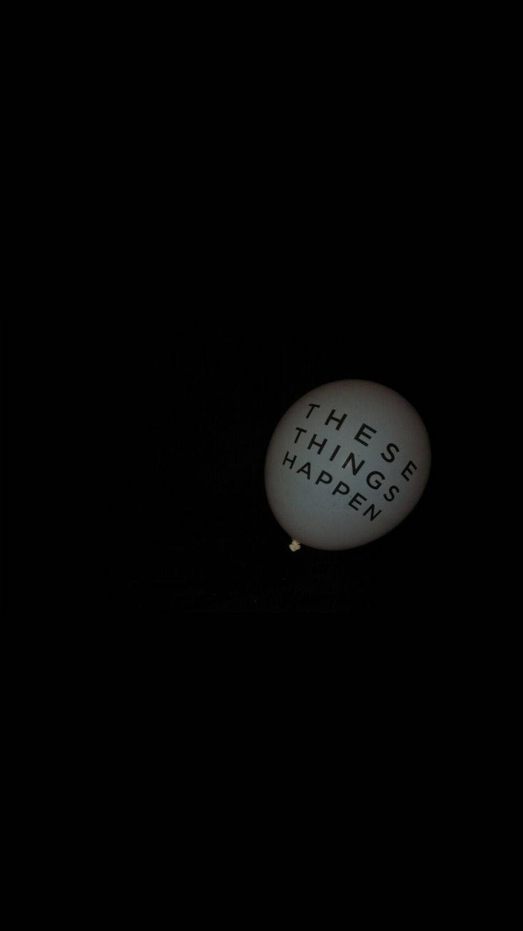 暗黑風格 桌布 壁紙 — 一個白色氣球，上面有黑色文字寫著「THESE THINGS HAPPEN」，獨自漂浮在漆黑的虛空中。