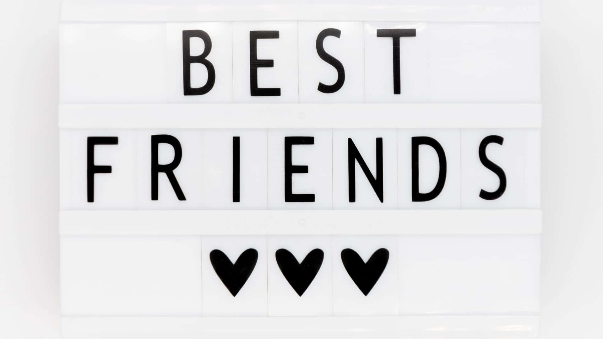 摯友 桌布 壁紙 — 一個白色燈箱以粗體黑色字母顯示「BEST FRIENDS」字樣，下方有三個黑色心形符號。
