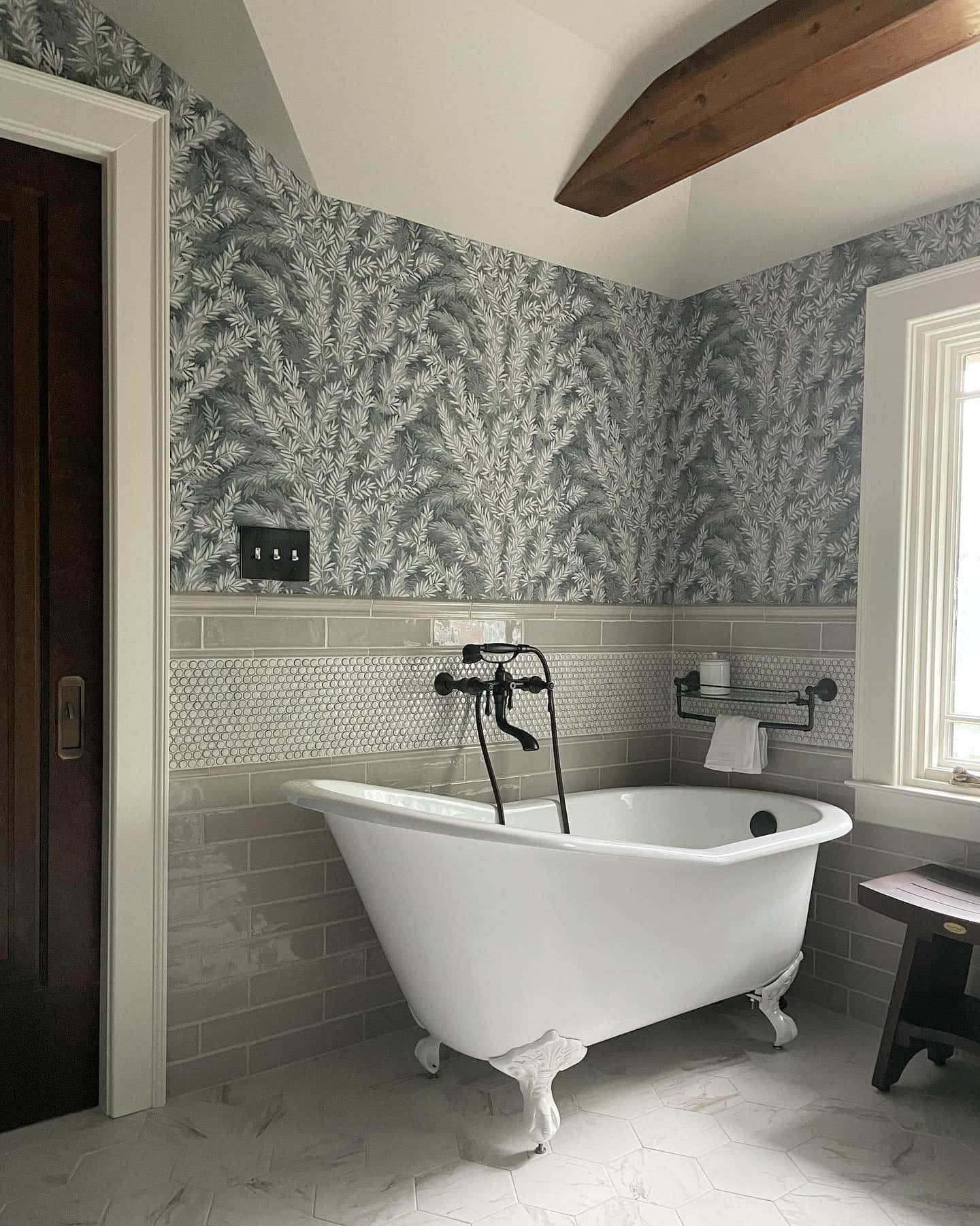 Bathroom Decor 桌布 壁紙 — 一個白色爪腳浴缸位於一個帶有灰色葉紋壁紙和裸露木樑的浴室中。