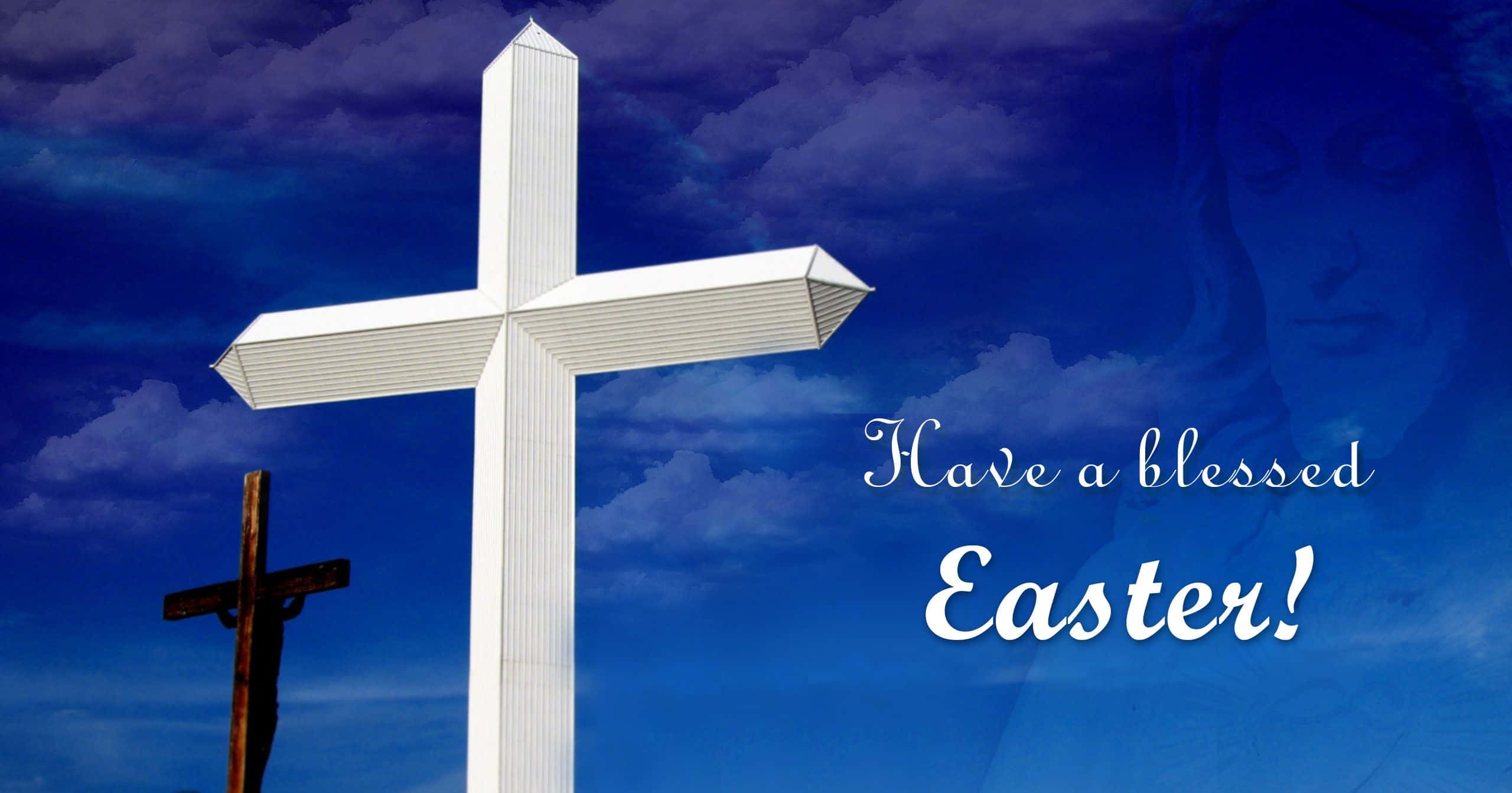 Religious Easter 桌布 壁紙 — 一個白色現代十字架在戲劇性的藍天白雲和微弱天使面孔的背景中高高聳立。