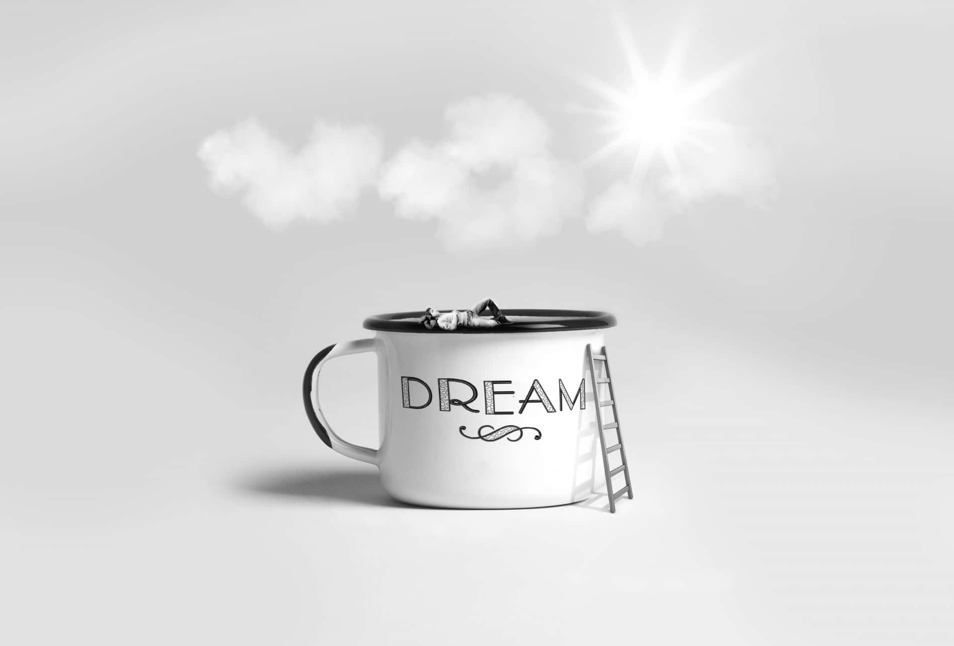 夢幻 桌布 壁紙 — 一個白色琺瑯杯上標有「DREAM」，裡面有一個正在睡覺的人物，一把梯子通向陽光明媚、有雲的天空。