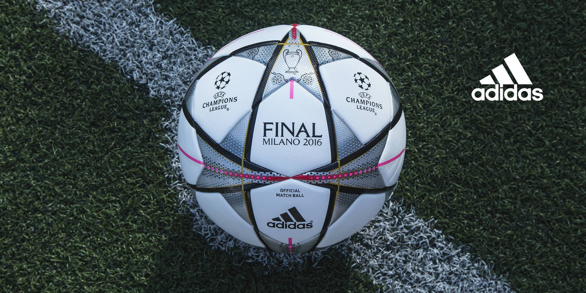 Champions League 桌布 壁紙 — 一個白色的 Adidas 歐冠決賽足球放在鮮綠色草地上，旁邊有一條清晰的白色邊界線。