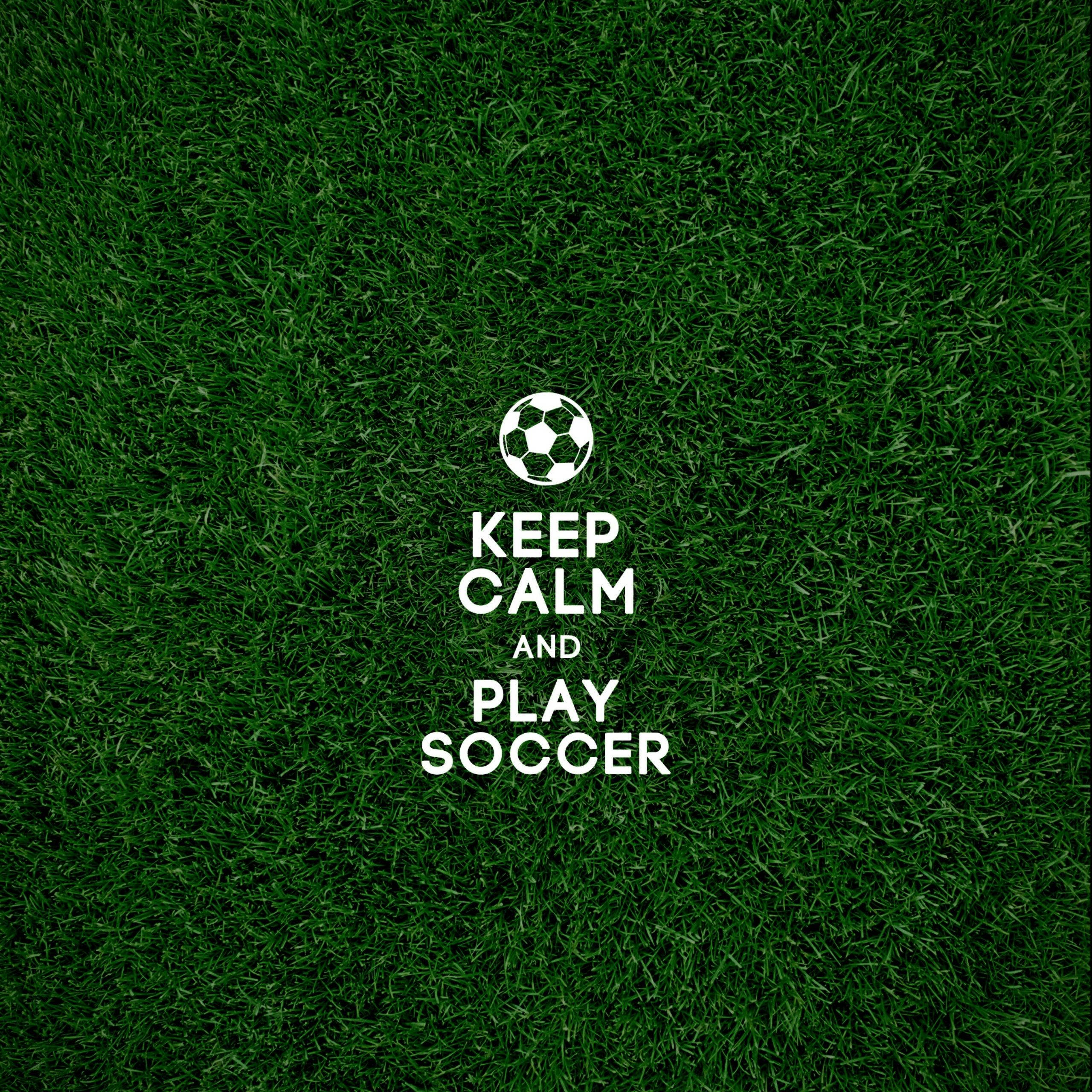 足球 桌布 壁紙 — 一個白色的「Keep Calm and Play Soccer」文字，中間有一個足球圖標，背景是翠綠草地的特寫。