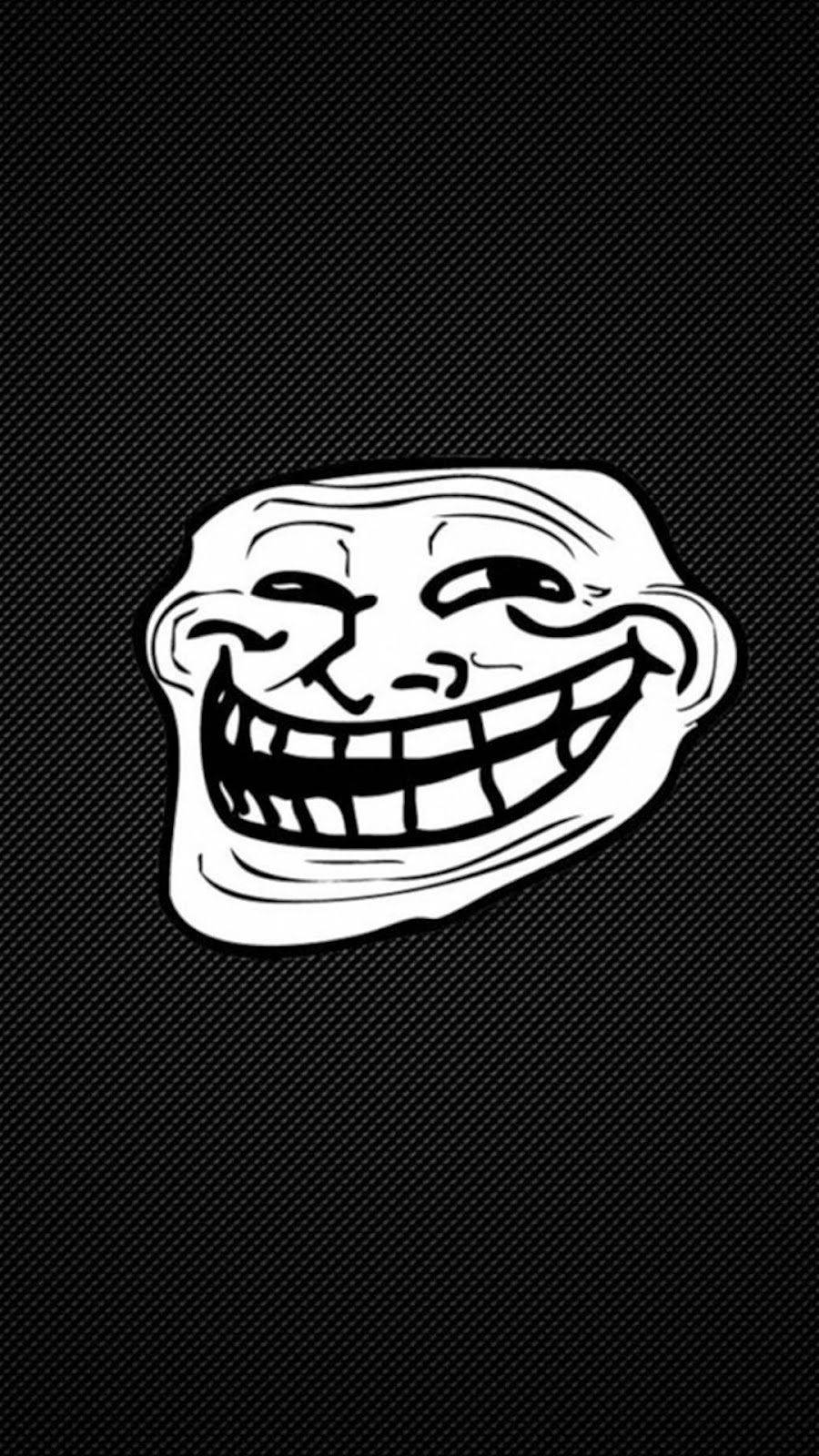 Troll Face 桌布 壁紙 — 一個白色的 troll 臉，咧嘴大笑，雙眼瞇起，背景是黑色碳纖維紋理。