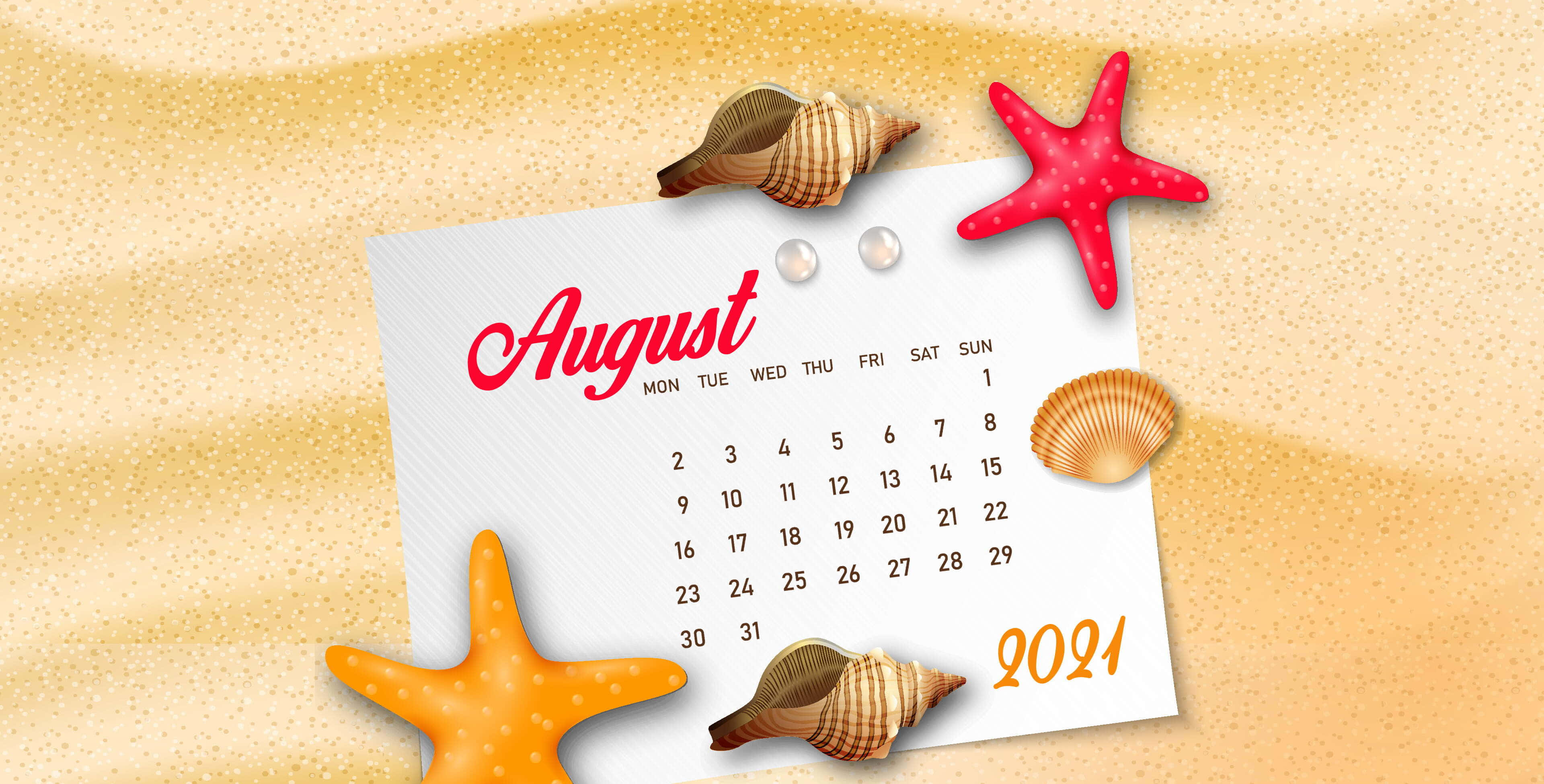 August 桌布 壁紙 — 一個白色的2021年8月月曆放在金色沙灘上，周圍有紅色和橙色的海星和貝殼。