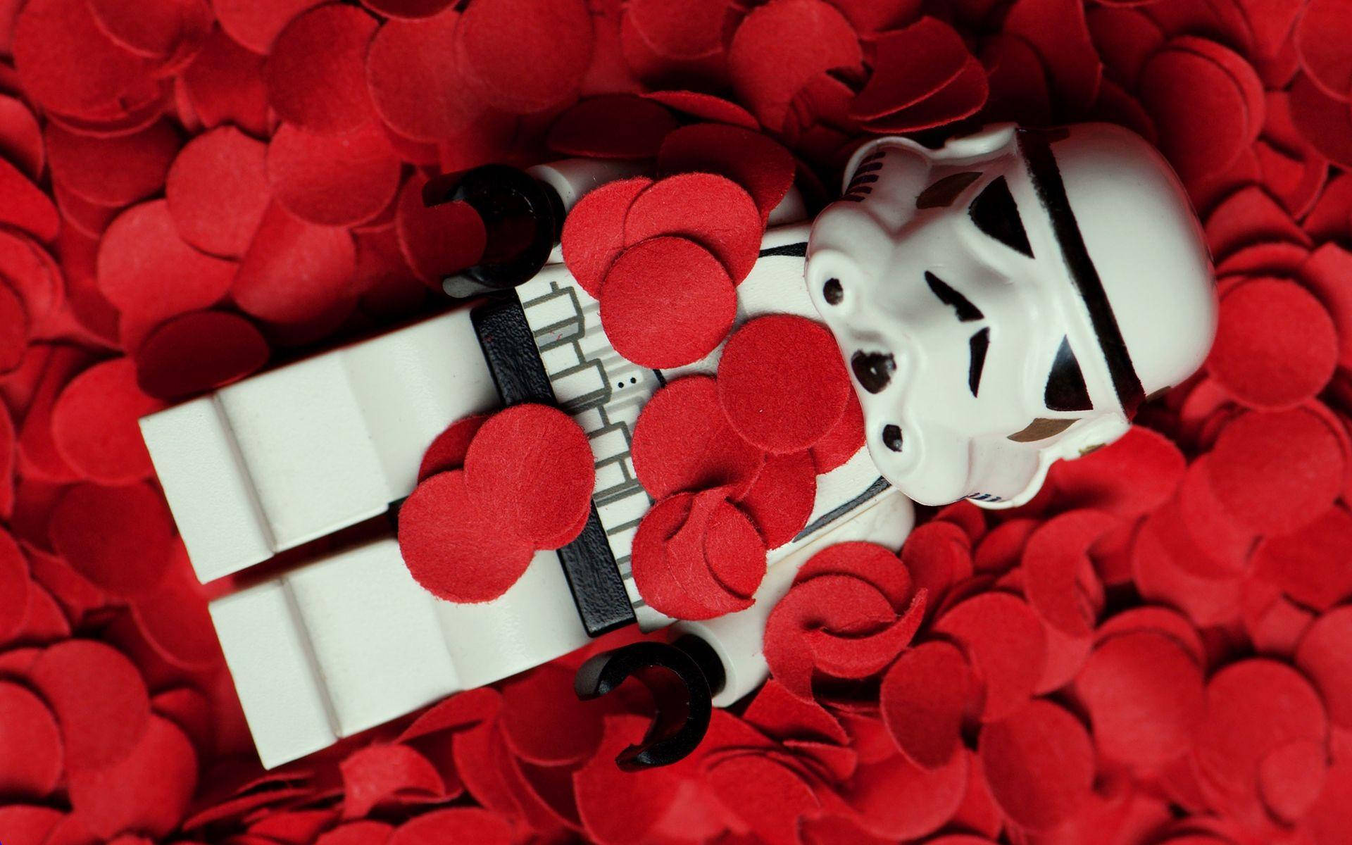 暴風兵 桌布 壁紙 — 一個白色的LEGO白兵人偶躺在紅色心形花瓣的海洋中。