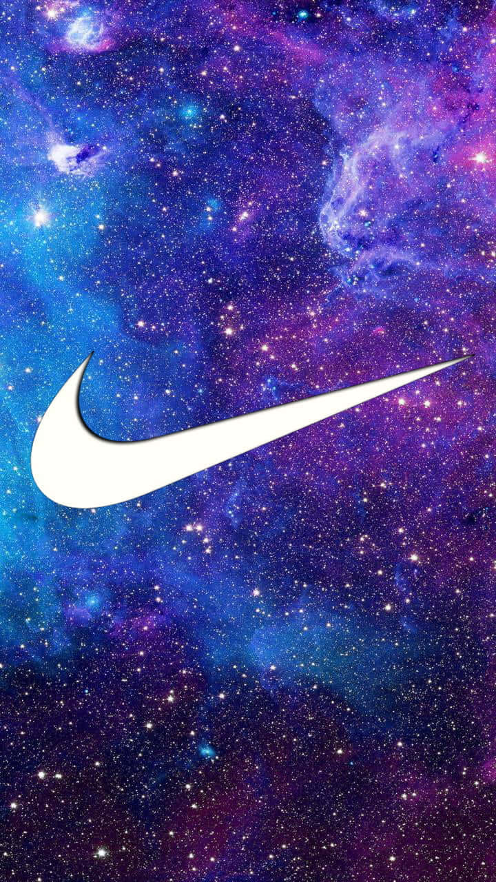 桌布 壁紙 — 一個白色的Nike swoosh標誌漂浮在充滿紫色、藍色和星光的充滿活力的宇宙星雲前。