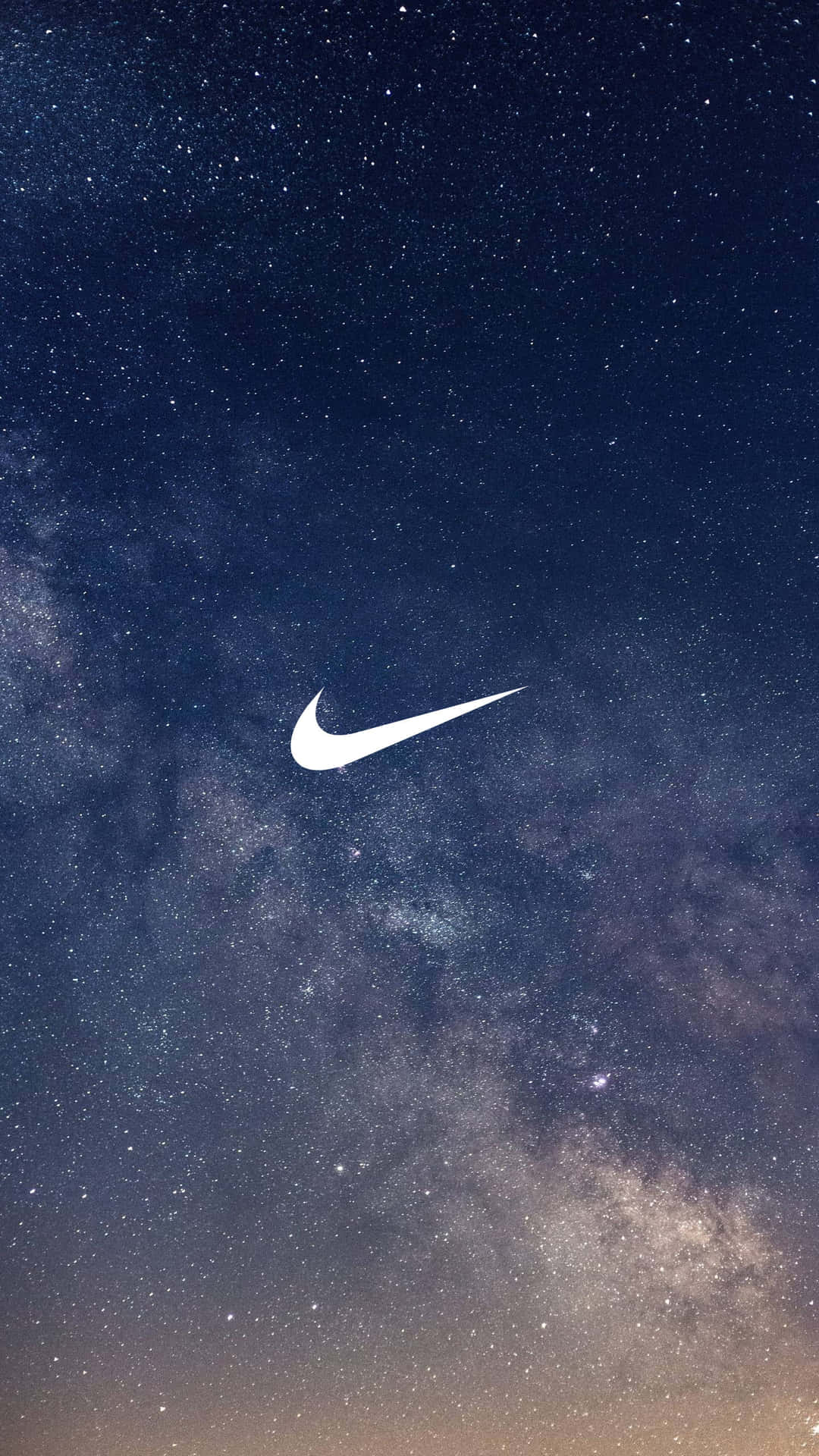 銀河 桌布 壁紙 — 一個白色的Nike swoosh標誌漂浮在深邃的星空夜空中，銀河在下方柔和地發光。