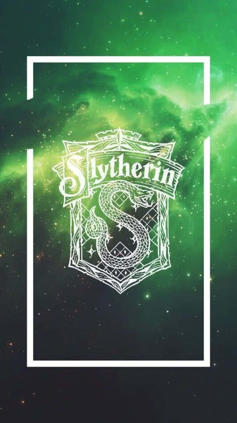 Slytherin Phone 桌布 壁紙 — 一個白色的史萊哲林徽章，上面有一條盤繞的蛇，在充滿活力的綠色宇宙星雲背景下發光。