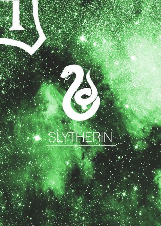 Slytherin Phone 桌布 壁紙 — 一個白色的史萊哲林蛇形徽章在閃爍的綠色宇宙星雲背景中發光。