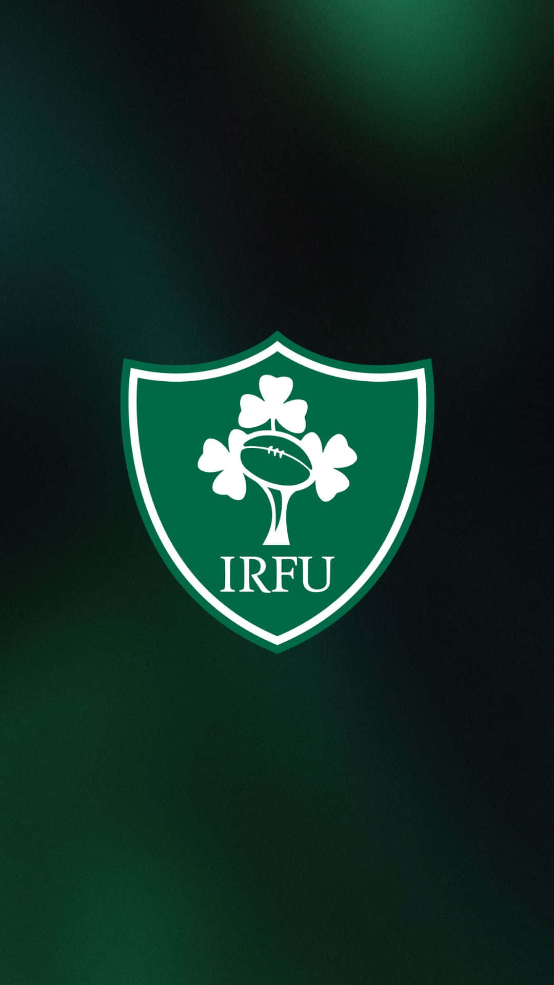 Ireland Rugby 桌布 壁紙 — 一個白色的愛爾蘭橄欖球聯盟徽章，上面有三個三葉草和一個橄欖球，置中在深綠色漸變背景上。