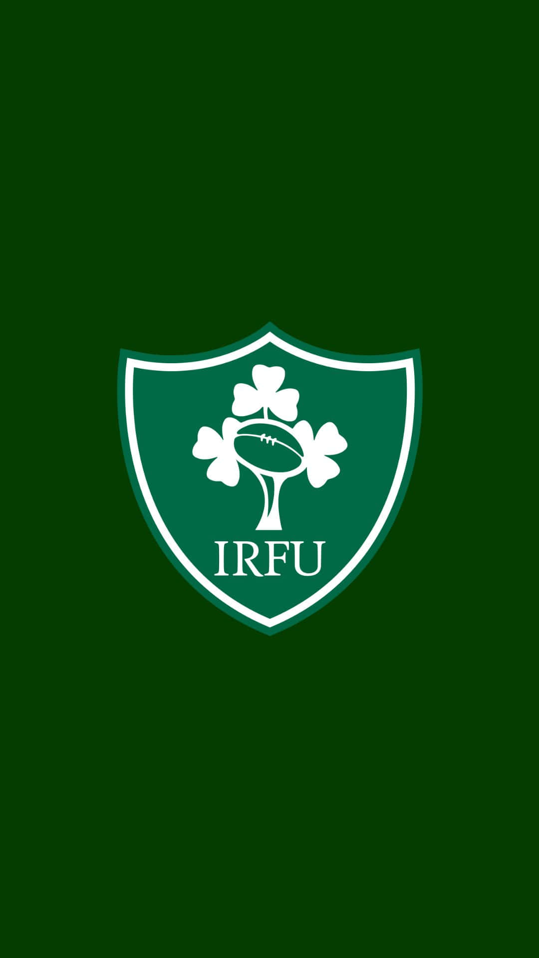 Ireland Rugby 桌布 壁紙 — 一個白色的愛爾蘭橄欖球聯盟徽章，上面有三葉草和橄欖球，背景是純深綠色。