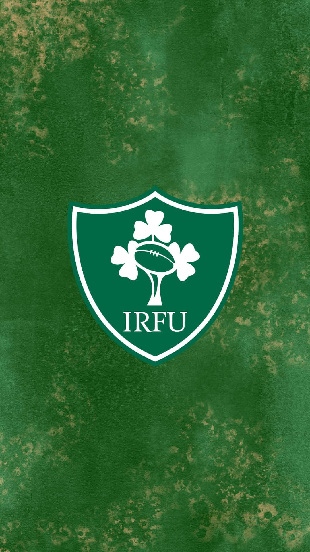 Ireland Rugby 桌布 壁紙 — 一個白色的愛爾蘭橄欖球聯盟徽章，中央有三葉草和橄欖球，背景是有紋理的綠色。
