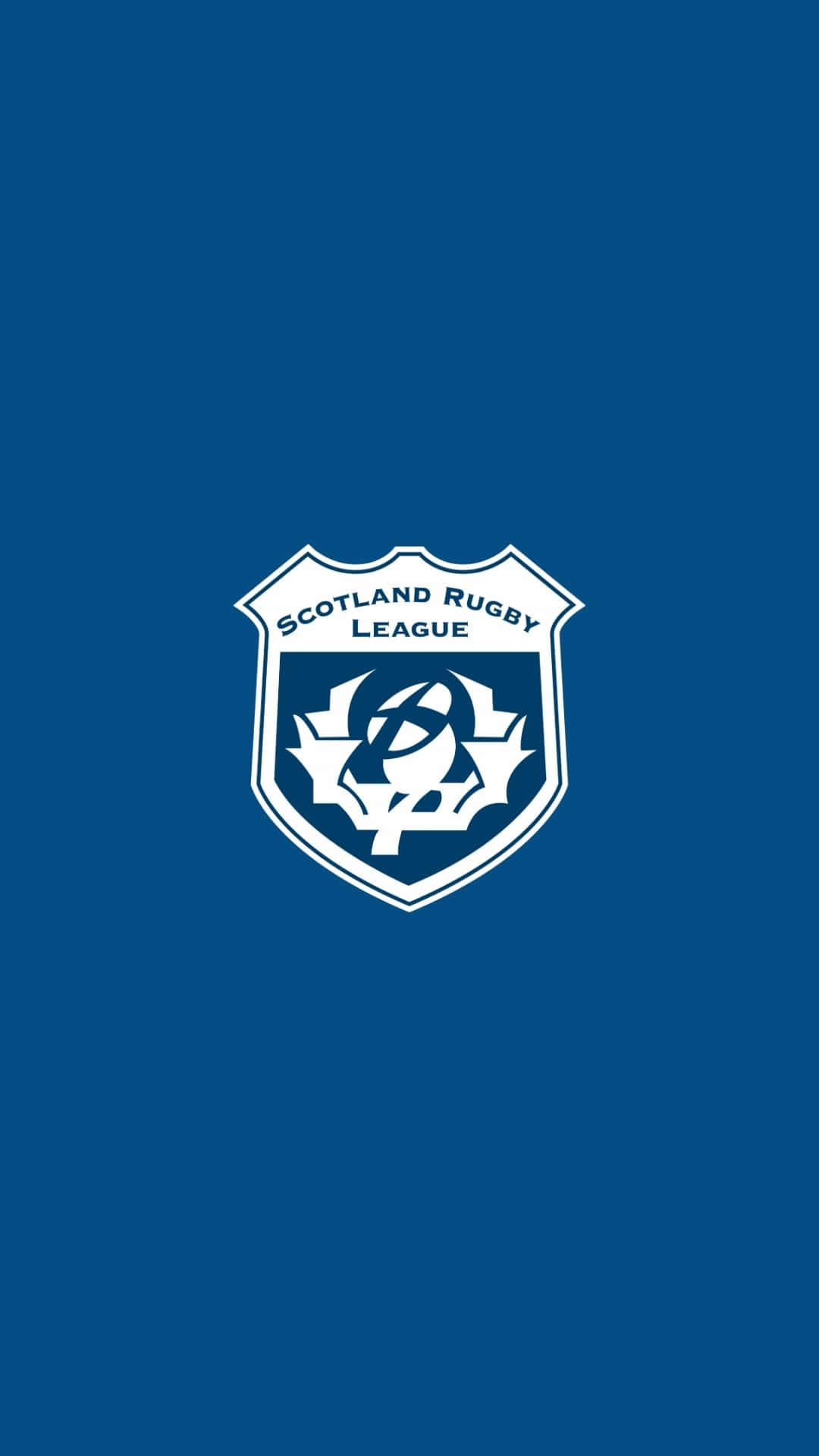 Scotland Rugby 桌布 壁紙 — 一個白色的蘇格蘭橄欖球聯盟徽章，居中於純皇家藍色背景上。