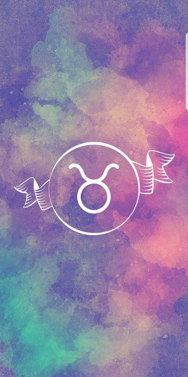 金牛座 桌布 壁紙 — 一個白色的金牛座星座符號，帶有絲帶橫幅，漂浮在充滿活力的水彩背景上，混合了紫色、粉紅色和藍綠色。