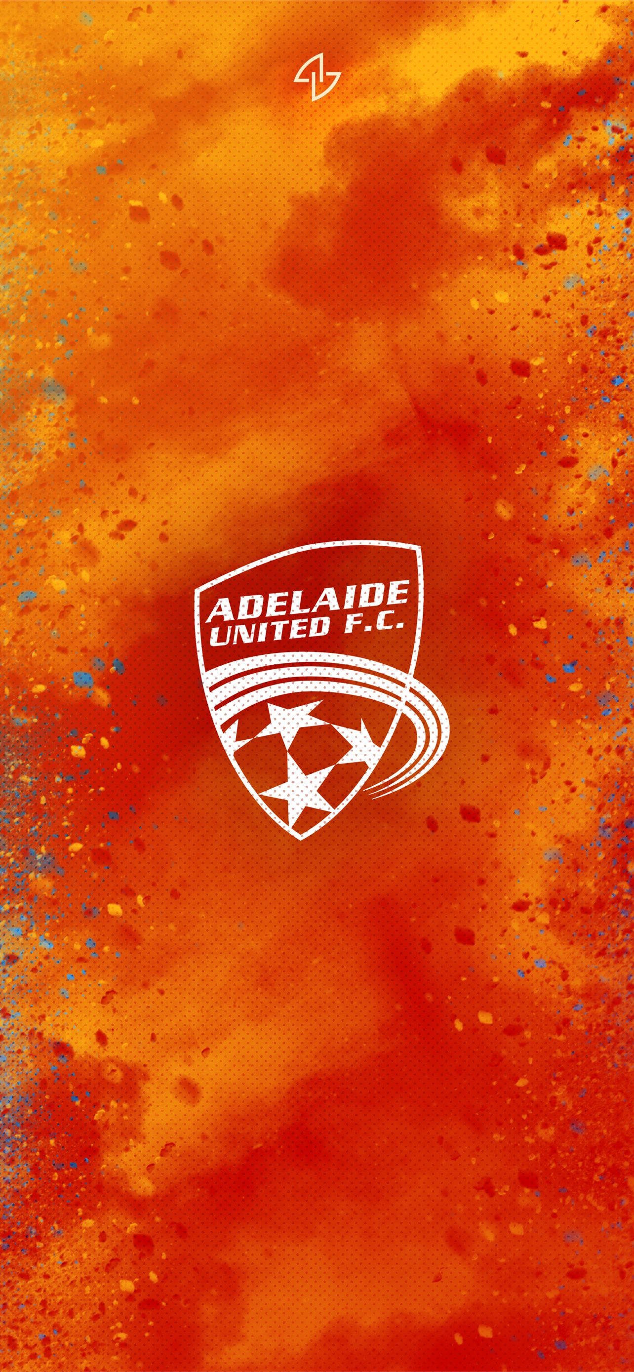 Adelaide 桌布 壁紙 — 一個白色的阿德萊德聯足球會徽章在帶有潑漆效果的火焰橙色紋理背景上格外突出。