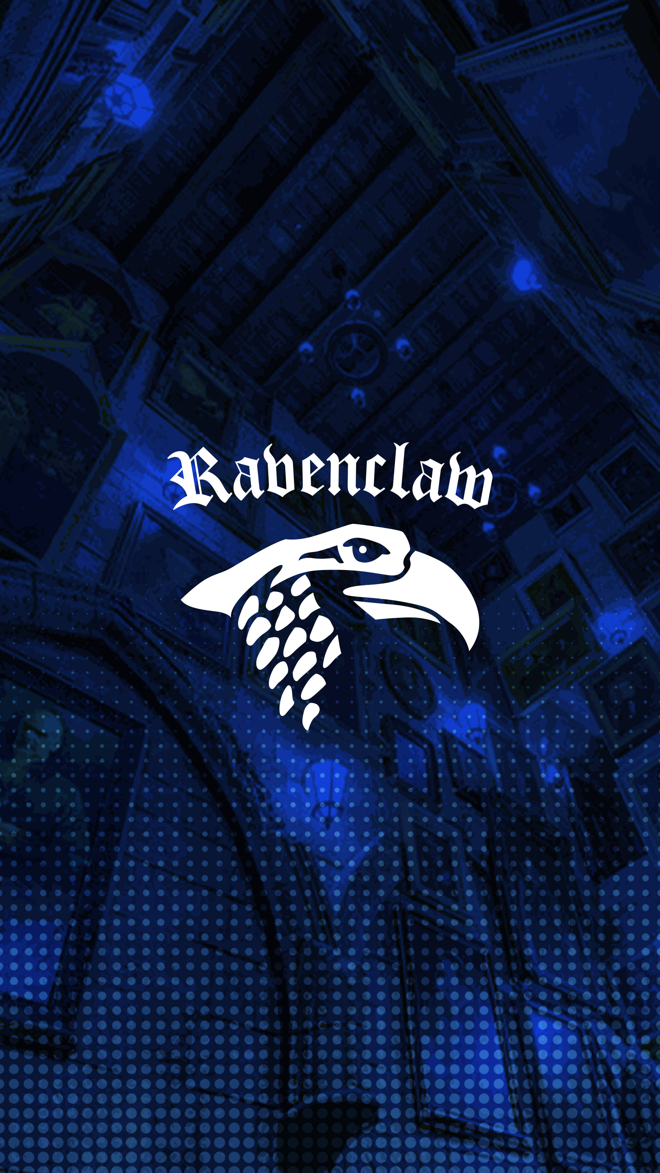 Hogwarts Aesthetic 桌布 壁紙 — 一個白色的雷文克勞徽章和名字在深藍色、帶點綴、華麗的天花板上發光，並帶有發光的點綴。